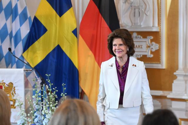 17 December 2025, Bavaria, Munich: Queen Silvia of Sweden walks back to the audience after her speech at the award ceremony of the Bavarian State Medal for Queen Silvia of Sweden in the Munich Residence. Photo: Felix Hörhager/dpa