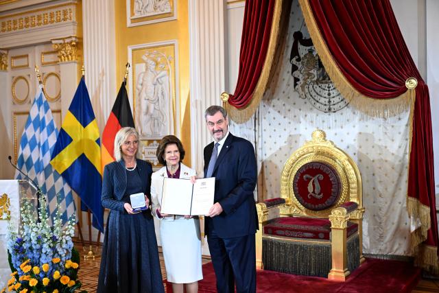17 December 2025, Bavaria, Munich: Markus Soeder, Minister President of Bavaria, and Ulrike Scharf (L), Bavarian Minister of Social Affairs, award Queen Silvia of Sweden (C) the Bavarian State Medal for her special social commitment at the Munich Residence. Photo: Felix Hörhager/dpa