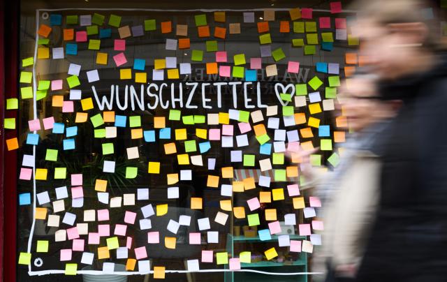 17 December 2025, Lower Saxony, Hanover: Slips of paper with wishes filled in by passers-by are stuck to the window of Café ka:punkt, a facility run by the Catholic diocese of Hildesheim. Photo: Julian Stratenschulte/dpa