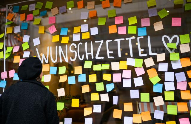 17 December 2025, Lower Saxony, Hanover: Slips of paper with wishes filled in by passers-by are stuck to the window of Café ka:punkt, a facility run by the Catholic diocese of Hildesheim. Photo: Julian Stratenschulte/dpa