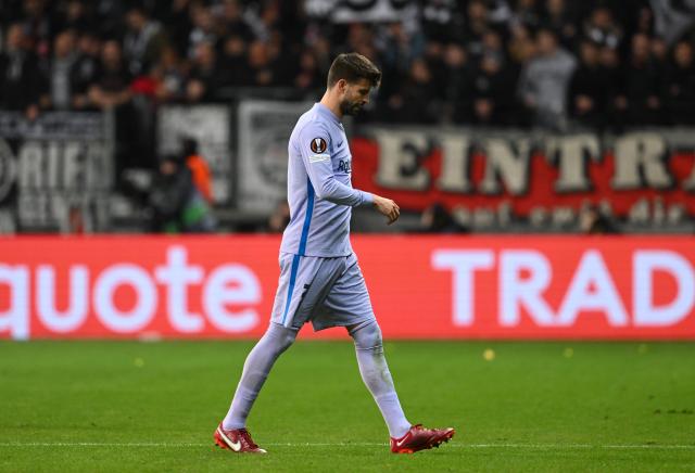 FILED - 07 April 2022, Hessen, Frankfurt/M.: Then Barcelona's Gerard Pique leaves the pitch with an injury during the UEFA Europa League quarterfinal first leg soccer match between Eintracht Frankfurt and FC Barcelona at Deutsche Bank Park. Photo: Arne Dedert/dpa