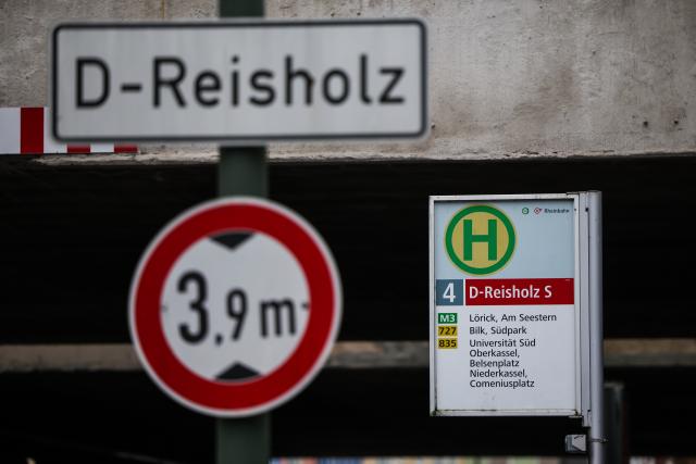 17 December 2025, North Rhine-Westphalia, Duesseldorf: Signs point to the station in Duesseldorf-Reishol. Photo: Christoph Reichwein/dpa