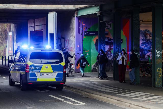 17 December 2025, North Rhine-Westphalia, Duesseldorf: A police vehicle with flashing blue lights is parked in front of the entrance to Reisholz station. Photo: Christoph Reichwein/dpa