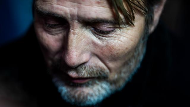 17 December 2025, Berlin: Danish actor Mads Mikkelsen, actor, poses for photos on the red carpet during "The Last Viking" premiere at the Delphi Filmpalast. Photo: Christoph Soeder/dpa