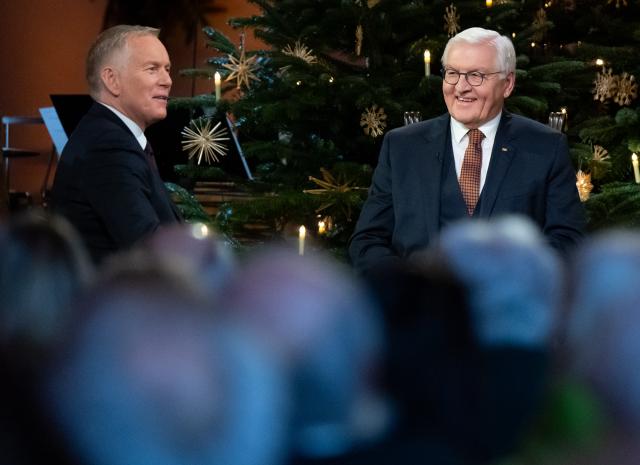 17 December 2025, Bavaria, Altoetting: Johannes B. Kerner (L), presenter, and German President Frank-Walter Steinmeier take part in the recording of the ZDF television programme 'Christmas with the German President' at St. Anna's Basilica. Photo: Sven Hoppe/dpa