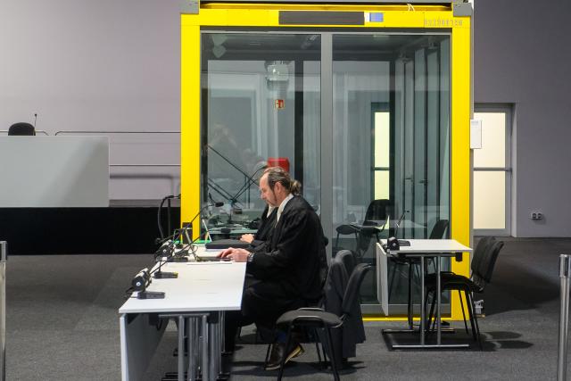 18 December 2025, Saxony-Anhalt, Magdeburg: Public defender Thomas Rutkowski sits in the courtroom of the temporary court building of the Magdeburg district court next to an empty glass box in which the driver killed at the Magdeburg Christmas market normally sits. The trial continued in the morning without the defendant. Photo: Klaus-Dietmar Gabbert/dpa