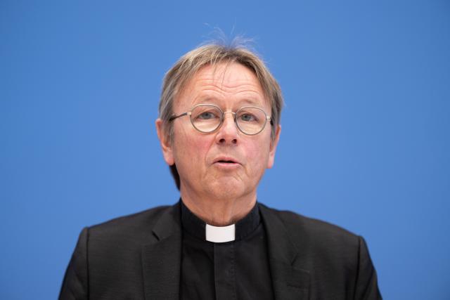 17 December 2025, Berlin: Prelate Karl Juesten, Catholic Chairman of the GKKE, speaks during the press conference on the arms export report for 2025 of the Joint Conference Church and Development(GKKE). Photo: Sebastian Christoph Gollnow/dpa