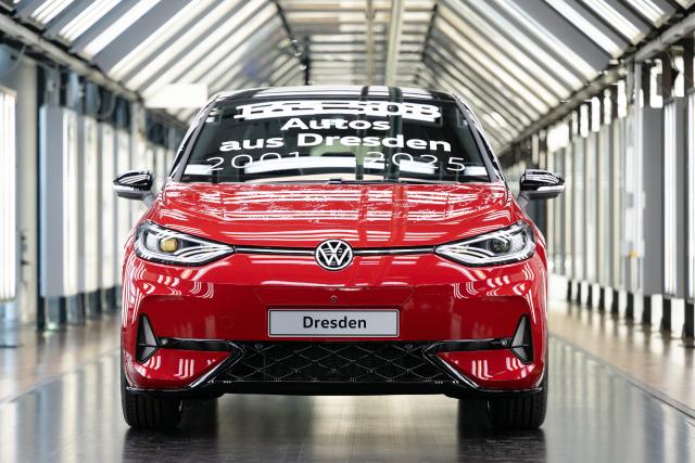 18 December 2025, Saxony, Dresden: A red ID.3 stands in the light tunnel on the production line of Volkswagen's Transparent Factory, which has already been shut down. The vehicle was the last car to roll off the production line on December 16, 2025 and has been signed by all employees. Photo: Sebastian Kahnert/dpa