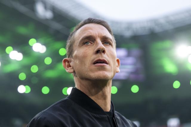 FILED - 13 December 2025, North Rhine-Westphalia, Moenchengladbach: VfL Wolfsburg's coach Daniel Bauer arrives for the German Bundesliga soccer match between Borussia Moenchengladbach vs VfL Wolfsburg at Borussia-Park. Photo: David Inderlied/dpa - IMPORTANT NOTE: In accordance with the regulations of the DFL German Football League and the DFB German Football Association, it is prohibited to utilize or have utilized photographs taken in the stadium and/or of the match in the form of sequential images and/or video-like photo series.