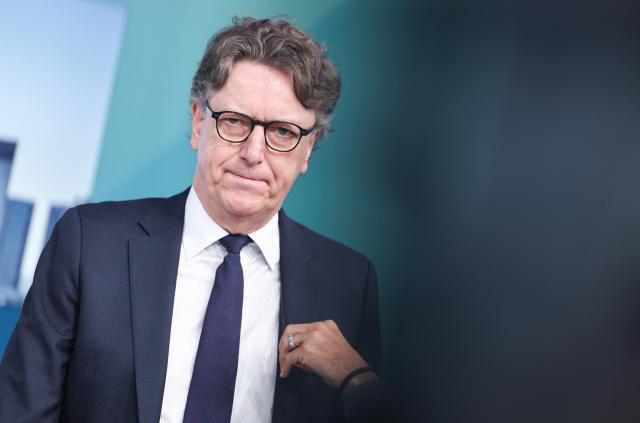 FILED - 03 December 2025, Hesse, Frankfurt/Main: Stefan Wintels, CEO of KfW, is fitted with a microphone at the "Energy and Infrastructure" capital market conference. The German government will put up more than ·30 billion ($35 billion) in guarantees with the aim of mobilizing ·130 billion in investment from private companies and municipalities, Finance Minister Lars Klingbeil announced in Berlin on Thursday. Photo: Hannes P Albert/dpa