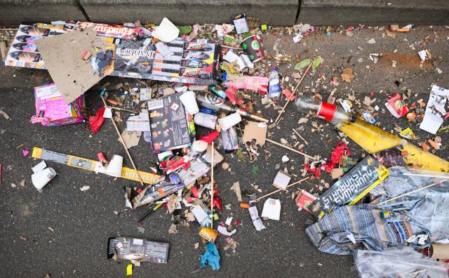 FILED - 01 January 2025, Lower Saxony, Hanover: Remains of fireworks and other waste from New Year's Eve lie on Lister Platz.  Members of Germany's Muslim community will take part in a nationwide clean-up campaign following New Year's celebrations, Berlin's Imam Sharjeel Khalid told dpa on Thursday. Photo: Julian Stratenschulte/dpa