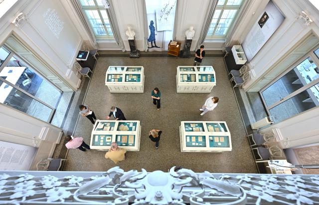 FILED - 13 September 2023, Thuringia, Weimar: Journalists are taken on a press tour of the exhibition "With someone else's pen - The forged Schiller" at the Goethe and Schiller Archive. The Goethe and Schiller Archive based in the German city of Weimar announced on Thursday that it had acquired at auction a previously unknown letter and other material written by Johann Wolfgang von Goethe. Photo: Martin Schutt/dpa