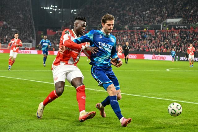18 December 2025, Rhineland-Palatinate, Mainz: Samsunspor's Logi Tomasson and Mainz's Danny da Costa (L) battle for the ball during the UEFA Europa Conference League soccer match between FSV Mainz 05 and Samsunspor at the Mewa Arena. Photo: Torsten Silz/dpa