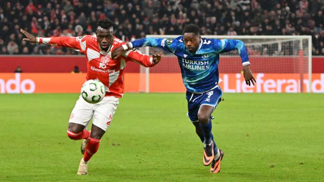18 December 2025, Rhineland-Palatinate, Mainz: Mainz's Danny da Costa and Samsunspor's Anthony Musaba (R) battle for the ball during the UEFA Europa Conference League soccer match between FSV Mainz 05 and Samsunspor at the Mewa Arena. Photo: Torsten Silz/dpa