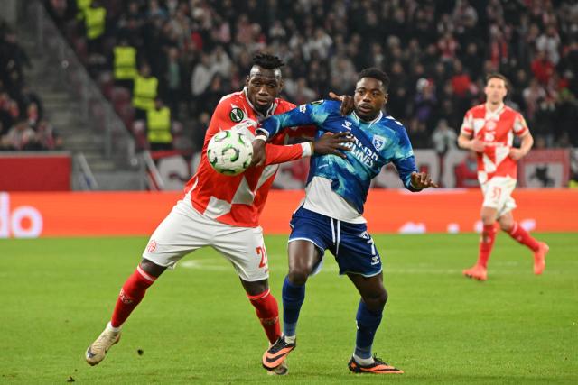 18 December 2025, Rhineland-Palatinate, Mainz: Mainz's Danny da Costa and Samsunspor's Anthony Musaba (R) battle for the ball during the UEFA Europa Conference League soccer match between FSV Mainz 05 and Samsunspor at the Mewa Arena. Photo: Torsten Silz/dpa