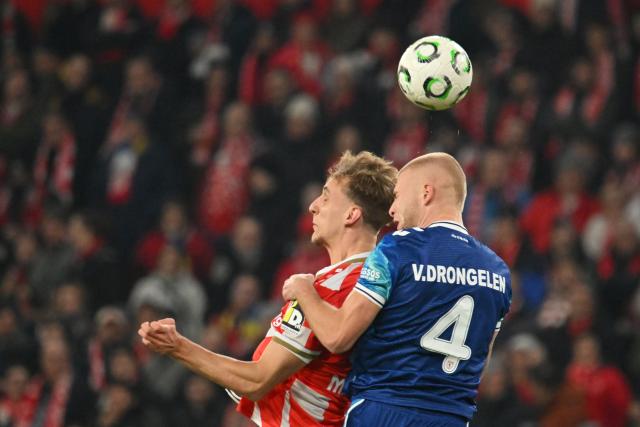 18 December 2025, Rhineland-Palatinate, Mainz: Mainz's Nelson Weiper and Samsunspor's Rick van Drongelen (R) battle for the ball during the UEFA Europa Conference League soccer match between FSV Mainz 05 and Samsunspor at the Mewa Arena. Photo: Torsten Silz/dpa