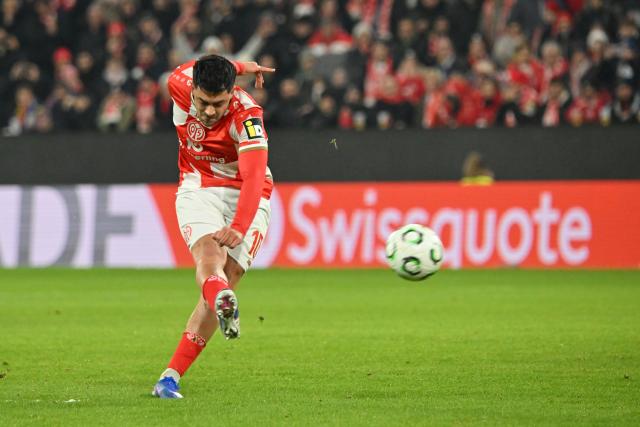18 December 2025, Rhineland-Palatinate, Mainz: Mainz's Nadiem Amiri takes a shot on goal during the UEFA Europa Conference League soccer match between FSV Mainz 05 and Samsunspor at the Mewa Arena. Photo: Torsten Silz/dpa