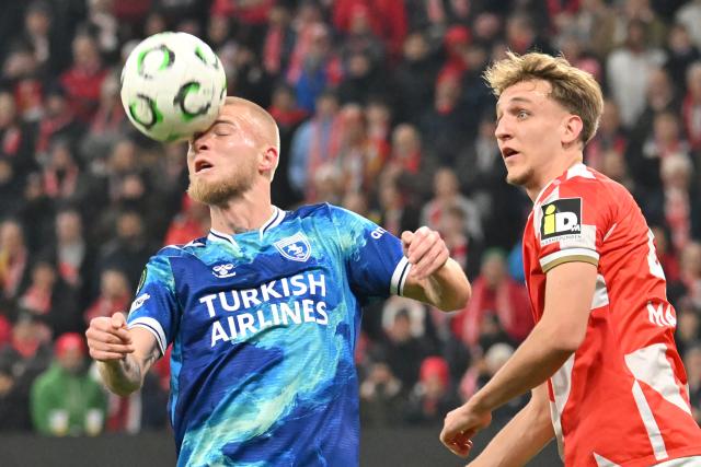 18 December 2025, Rhineland-Palatinate, Mainz: Samsunspor's Rick van Drongelen (L) heads the ball next to Mainz's Nelson Weiper (R) during the UEFA Europa Conference League soccer match between FSV Mainz 05 and Samsunspor at the Mewa Arena. Photo: Torsten Silz/dpa