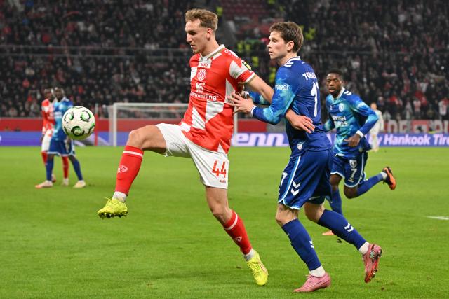 18 December 2025, Rhineland-Palatinate, Mainz: Mainz's Nelson Weiper and Samsunspor's Logi Tomasson (R) battle for the ball during the UEFA Europa Conference League soccer match between FSV Mainz 05 and Samsunspor at the Mewa Arena. Photo: Torsten Silz/dpa