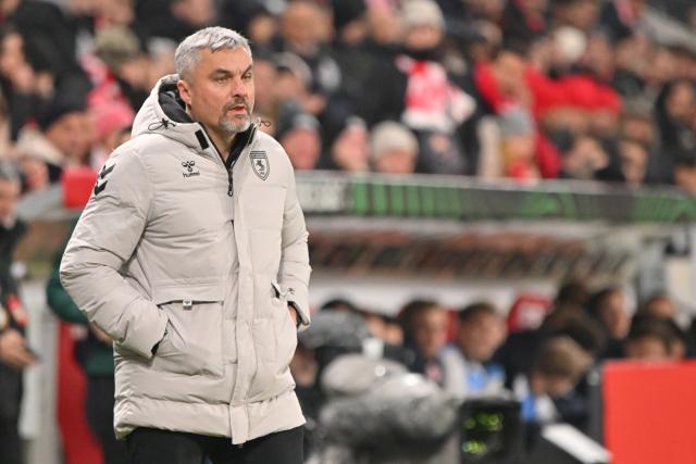 18 December 2025, Rhineland-Palatinate, Mainz: Samsunspor coach Thomas Reis follows the UEFA Europa Conference League soccer match between FSV Mainz 05 and Samsunspor at the Mewa Arena. Photo: Torsten Silz/dpa