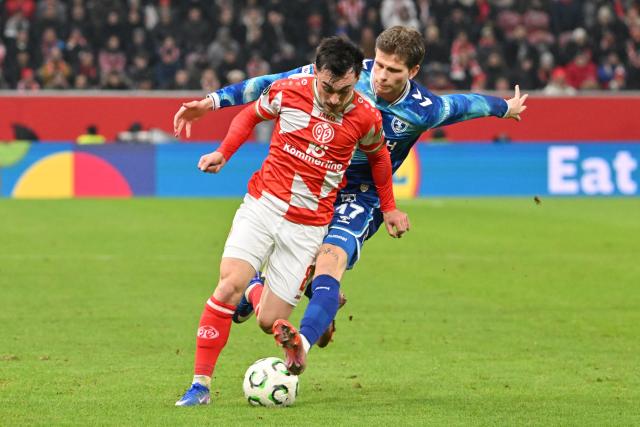 18 December 2025, Rhineland-Palatinate, Mainz: Mainz's Paul Nebel and Samsunspor's Logi Tomasson (R) battle for the ball during the UEFA Europa Conference League soccer match between FSV Mainz 05 and Samsunspor at the Mewa Arena. Photo: Torsten Silz/dpa