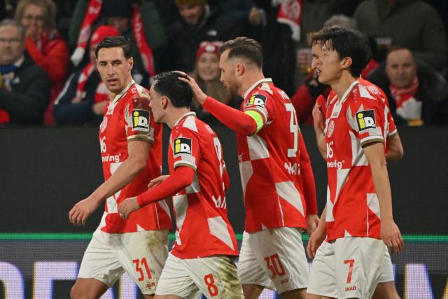 18 December 2025, Rhineland-Palatinate, Mainz: Mainz's Silvan Widmer (C) celebrates after scoring his side's first goal of the game during the UEFA Europa Conference League soccer match between FSV Mainz 05 and Samsunspor at the Mewa Arena. Photo: Torsten Silz/dpa