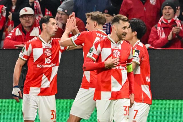18 December 2025, Rhineland-Palatinate, Mainz: Silvan Widmer (2nd R) celebrates after scoring his side's first goal of the game during the UEFA Europa Conference League soccer match between FSV Mainz 05 and Samsunspor at the Mewa Arena. Photo: Torsten Silz/dpa