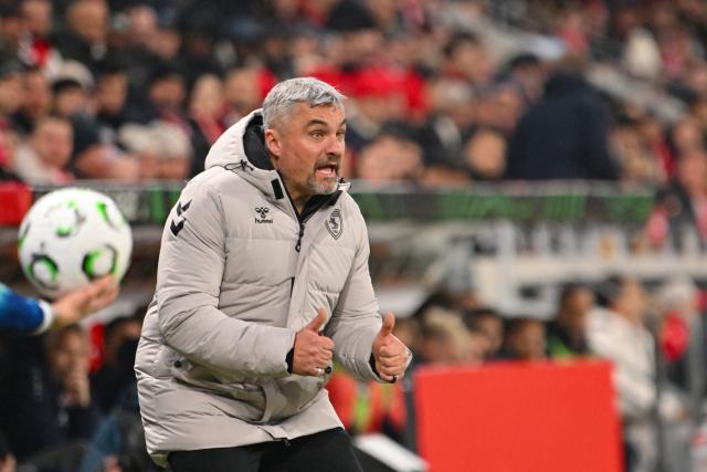 18 December 2025, Rhineland-Palatinate, Mainz: Samsunspor coach Thomas Reis reacts on the touchline during the UEFA Europa Conference League soccer match between FSV Mainz 05 and Samsunspor at the Mewa Arena. Photo: Torsten Silz/dpa