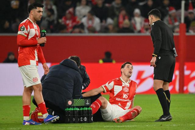 18 December 2025, Rhineland-Palatinate, Mainz: Mainz's Dominik Kohr receives medical treatment during the UEFA Europa Conference League soccer match between FSV Mainz 05 and Samsunspor at the Mewa Arena. Photo: Torsten Silz/dpa