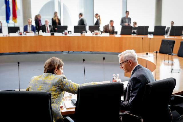 FILED - 13 October 2025, Berlin: Martin Jaeger (R), president of the German Intelligence Service, and Martina Rosenberg, president of the German Office for the Military Counterintelligence Service, take part in a public hearing of intelligence service heads before the Bundestag's Parliamentary Control Committee. Photo: Kay Nietfeld/dpa