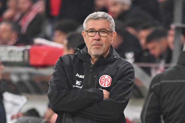 18 December 2025, Rhineland-Palatinate, Mainz: Mainz coach Urs Fischer follows the match from the touchline during the UEFA Europa Conference League soccer match between FSV Mainz 05 and Samsunspor at the Mewa Arena. Photo: Torsten Silz/dpa