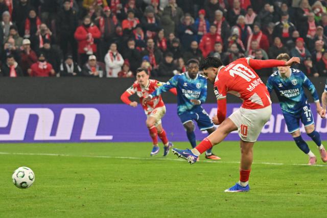 18 December 2025, Rhineland-Palatinate, Mainz: Mainz's Nadiem Amiri (R) scores his side's second goal of the game during the UEFA Europa Conference League soccer match between FSV Mainz 05 and Samsunspor at the Mewa Arena. Photo: Torsten Silz/dpa