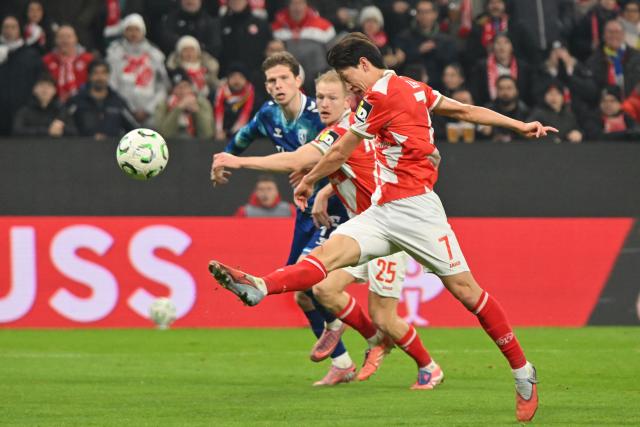 18 December 2025, Rhineland-Palatinate, Mainz: Mainz's Jae-sung Lee takes a shot on goal during the UEFA Europa Conference League soccer match between FSV Mainz 05 and Samsunspor at the Mewa Arena. Photo: Torsten Silz/dpa