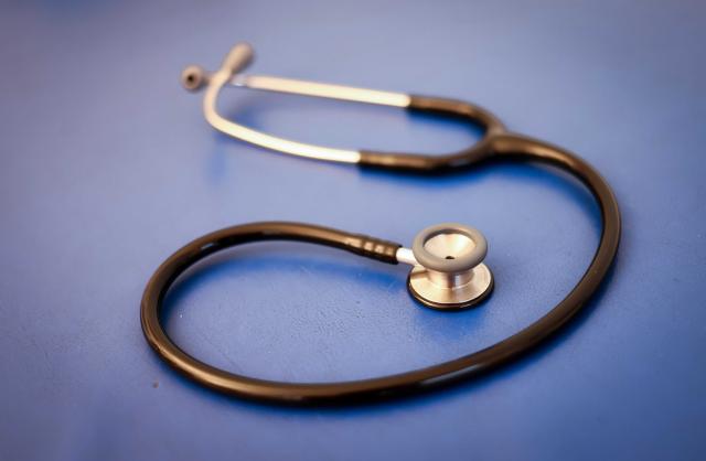 FILED - 08 December 2022, Hamburg: A stethoscope lies on a table in a paediatrician's examination room. The US Department of Health and Human Services (HHS) announced on Thursday that it intends to significantly reduce access to gender-altering drugs and surgery for children and adolescents. Photo: Christian Charisius/dpa
