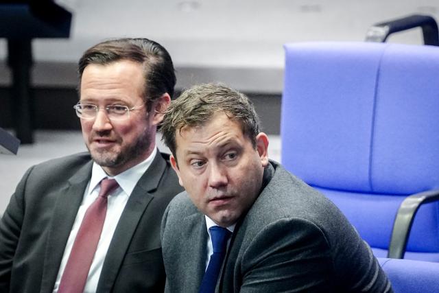 19 December 2025, Berlin: Dirk Wiese (L), First Parliamentary Secretary of the Social Democratic Party (SPD) and Lars Klingbeil, German Minister of Finance, Vice-Chancellor and SPD Federal Chairman attend the what is expected to be the last session before Christmas and the New Year. Photo: Kay Nietfeld/dpa