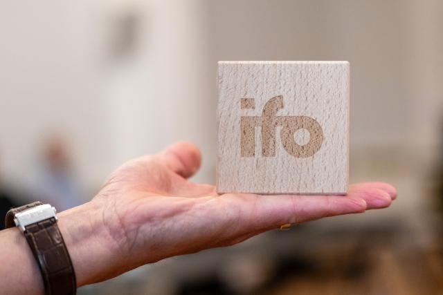 FILED - 08 June 2025, Bavaria, Munich: A person holds a wooden cube labeled "ifo" at a press conference of the Institute for Economic Research (ifo) in Munich. Photo: Leonie Asendorpf/dpa