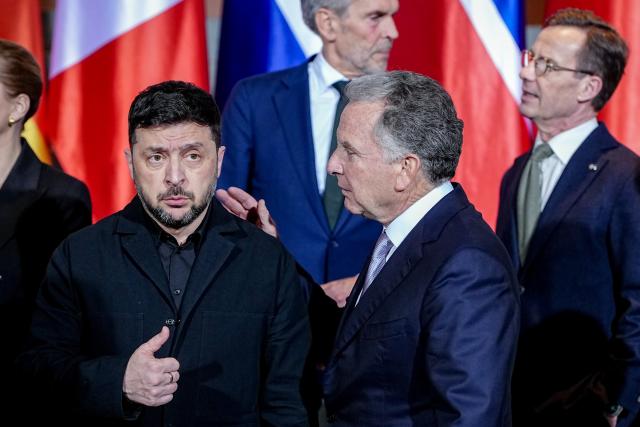 FILED - 15 December 2025, Berlin: Ukrainian President Volodymyr Zelensky (L), Ukraine's President, and Steve Witkoff, US Special Envoy, stand together for a group photo at the beginning of the Ukraine summit in the Federal Chancellery. Discussions on a possible peace in Ukraine are taking place in Berlin. Photo: Kay Nietfeld/dpa-Pool/dpa
