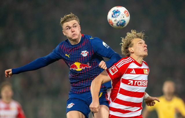FILED - 12 December 2025, Berlin: Union Berlin's Leopold Querfeld and Leipzig's Conrad Harder (L) battle for the ball during the German Bundesliga soccer match between 1. FC Union Berlin and RB Leipzig at An der Alten Försterei. Photo: Soeren Stache/dpa - WICHTIGER HINWEIS: Gemäß den Vorgaben der DFL Deutsche Fußball Liga bzw. des DFB Deutscher Fußball-Bund ist es untersagt, in dem Stadion und/oder vom Spiel angefertigte Fotoaufnahmen in Form von Sequenzbildern und/oder videoähnlichen Fotostrecken zu verwerten bzw. verwerten zu lassen.
