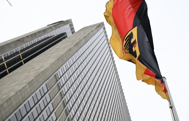 FILED - 25 February 2025, Hesse, Frankfurt_Main: The German flag flies in front of the Bundesbank headquarters in Frankfurt am Main. Photo: Arne Dedert/dpa