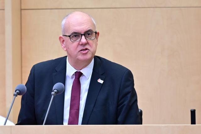 19 December 2025, Berlin: Andreas Bovenschulte, President of the German Federal Council (Bundesrat) speaks during its 1060th session. Topics include the 2026 budget, the pension package, the restaurant tax and the military service reform. Photo: Sebastian Gollnow/dpa