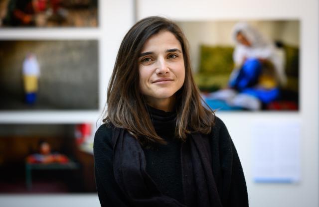 19 December 2025, Berlin: French photojournalist Elise Blanchard stands in the exhibition at the award ceremony of the international photo competition "Unicef Photo of the Year 2025" in the Haus der Bundespressekonferenz. Blanchard won first place in the "Unicef Photo of the Year 2025" with a photograph depicting the quiet strength of a 10-year-old girl in Afghanistan engrossed in her schoolbook. Photo: Bernd von Jutrczenka/dpa - ACHTUNG: Nur zur redaktionellen Verwendung im Zusammenhang mit der aktuellen Berichterstattung und nur mit vollständiger Nennung des vorstehenden Credits