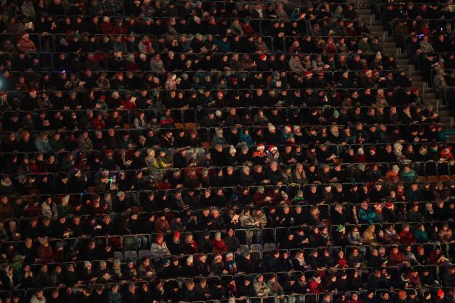 19 December 2025, Thuringia, Jena: Several thousand people sing Christmas carols WITH musicians from the Jena Philharmonic Orchestra and 20 other choirs at the public Christmas carol sing in Jena's soccer stadium. Photo: Bodo Schackow/dpa