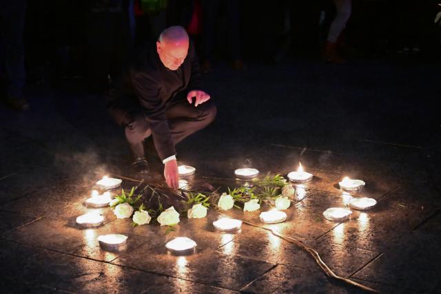 19 December 2025, Berlin: Kai Wegner, Governing Mayor of Berlin, lays a flower at the "Der Riss" memorial during the official commemoration of the 2016 attack on the Breitscheidplatz Christmas market. Photo: Sebastian Christoph Gollnow/dpa