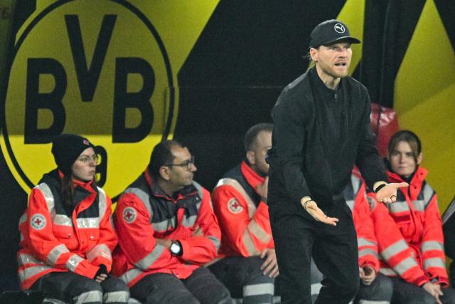 19 December 2025, North Rhine-Westphalia, Dortmund: Gladbach coach Eugen Polanski reacts on the touchline during the German Bundesliga soccer match between Borussia Dortmund and Borussia Moenchengladbach at the Signal Iduna Park. Photo: Bernd Thissen/dpa