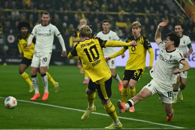 19 December 2025, North Rhine-Westphalia, Dortmund: Borussia Dortmund's Julian Brandt scores his side's first goal during the German Bundesliga soccer match between Borussia Dortmund and Borussia Moenchengladbach at the Signal Iduna Park. Photo: Bernd Thissen/dpa