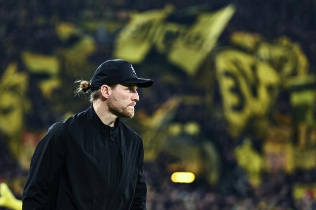 19 December 2025, North Rhine-Westphalia, Dortmund: Moenchengladbach Coach Eugen Polanski stands in front of the stands during the German Bundesliga soccer match between Borussia Dortmund and Borussia Moenchengladbach at the Signal Iduna Park. Photo: Bernd Thissen/dpa