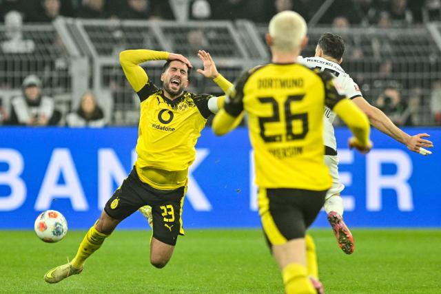 19 December 2025, North Rhine-Westphalia, Dortmund: Dortmund's Emre Can (L) collides with Gladbach's Haris Tabakovic during the German Bundesliga soccer match between Borussia Dortmund and Borussia Moenchengladbach at the Signal Iduna Park. Photo: Bernd Thissen/dpa