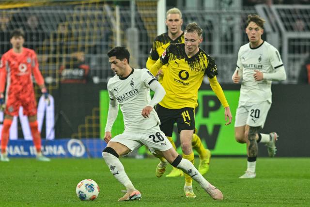 19 December 2025, North Rhine-Westphalia, Dortmund: Gladbach's Grant-Leon Ranos and Dortmund's Maximilian Beier in action during the German Bundesliga soccer match between Borussia Dortmund and Borussia Moenchengladbach at the Signal Iduna Park. Photo: Bernd Thissen/dpa