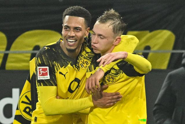 19 December 2025, North Rhine-Westphalia, Dortmund: Dortmund's Maximilian Beier celebrates scoring his side's second goal during the German Bundesliga soccer match between Borussia Dortmund and Borussia Moenchengladbach at the Signal Iduna Park. Photo: Bernd Thissen/dpa