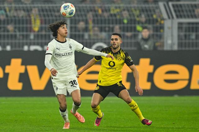 19 December 2025, North Rhine-Westphalia, Dortmund: Gladbach's Wael Mohya and Dortmund's Yan Couto (R) in action during the German Bundesliga soccer match between Borussia Dortmund and Borussia Moenchengladbach at the Signal Iduna Park. Photo: Bernd Thissen/dpa